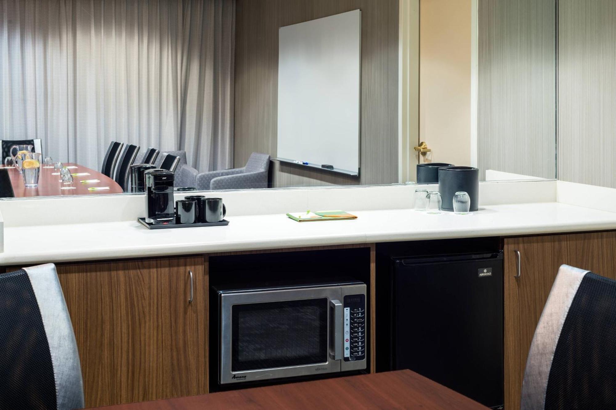 คอร์ตยาร์ด บาย แมริออท โทเรโด มอมี/แอโรว์เฮด Hotel ภายนอก รูปภาพ