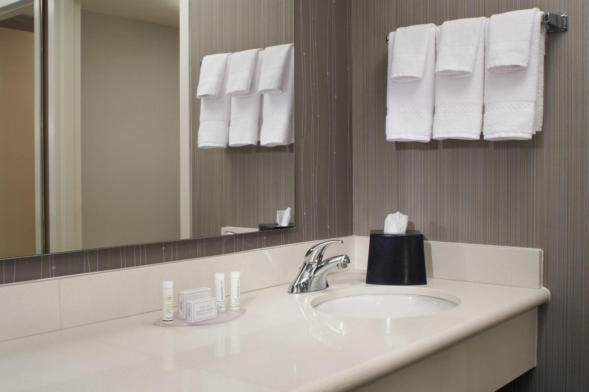 คอร์ตยาร์ด บาย แมริออท โทเรโด มอมี/แอโรว์เฮด Hotel ภายนอก รูปภาพ